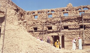 مبان طينية قبل الترميم